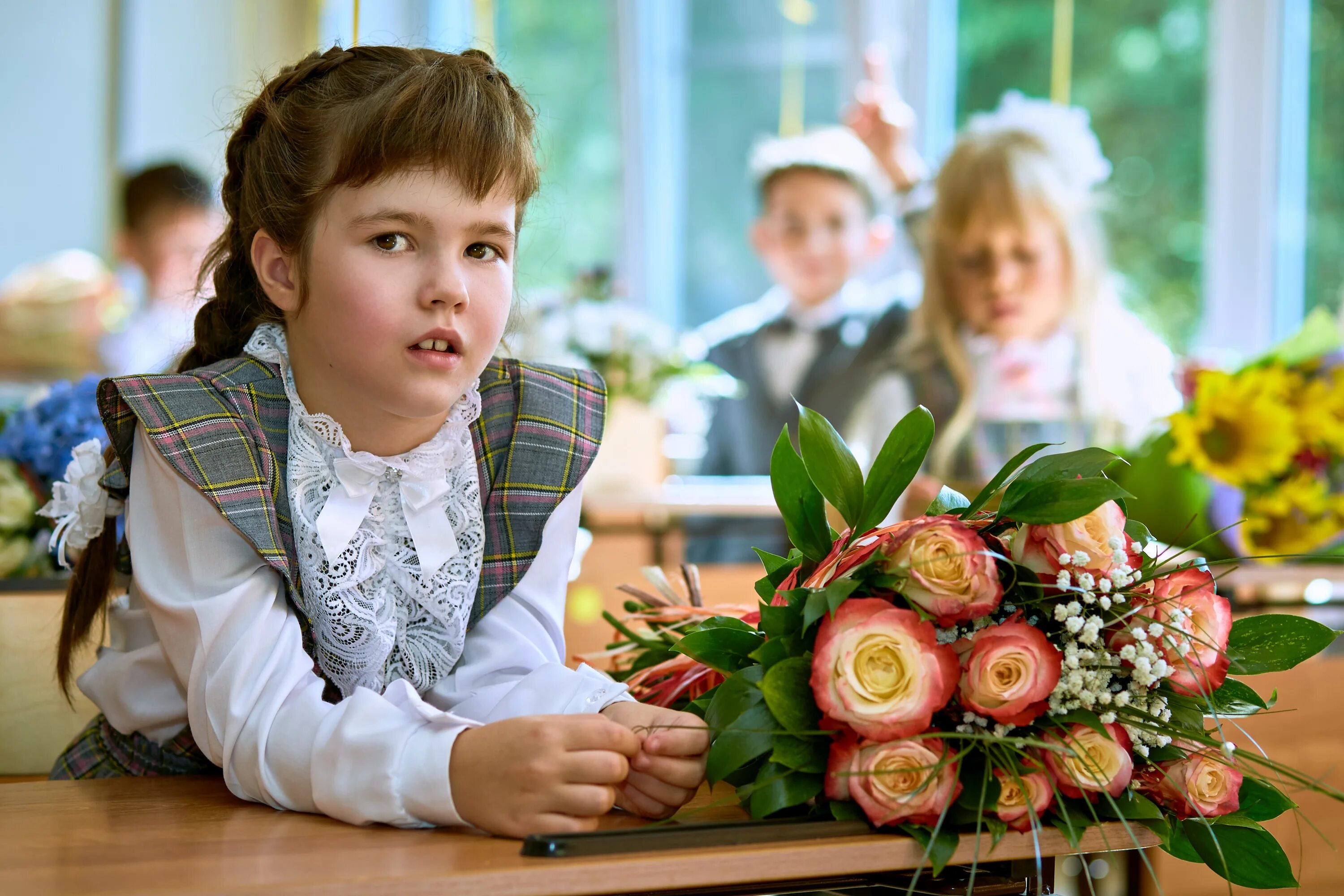 1 сентября стол. Первоклассники. 1 сентября фото первоклассников. учитель с первоклашками. первоклассник фотосток.