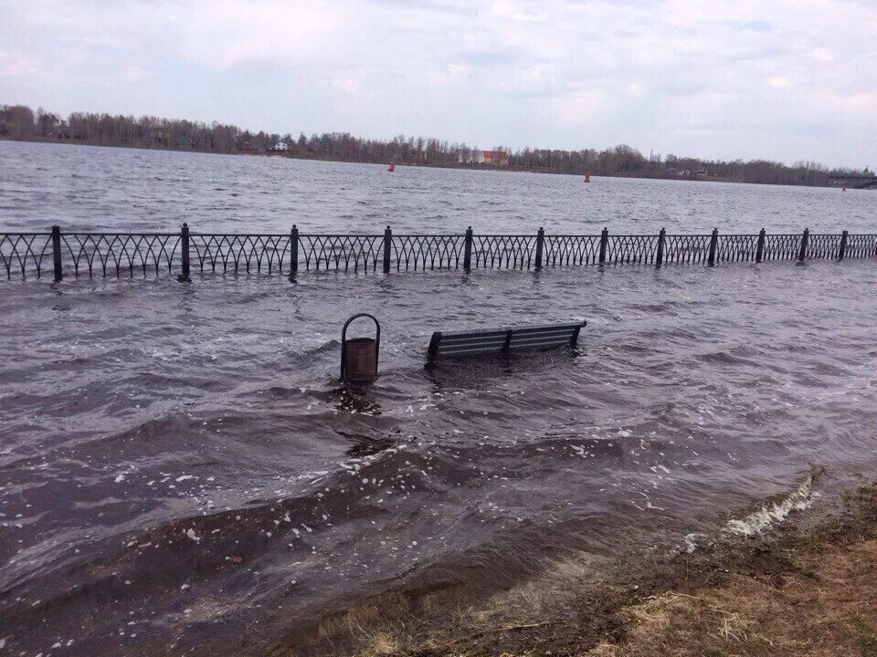 Уровень воды в реке молога. Рыбинск подтопление набережной. Рыбинск затопило набережную. Затопленная набережная Рыбинск. Затопило набережную Волги Ярославль.