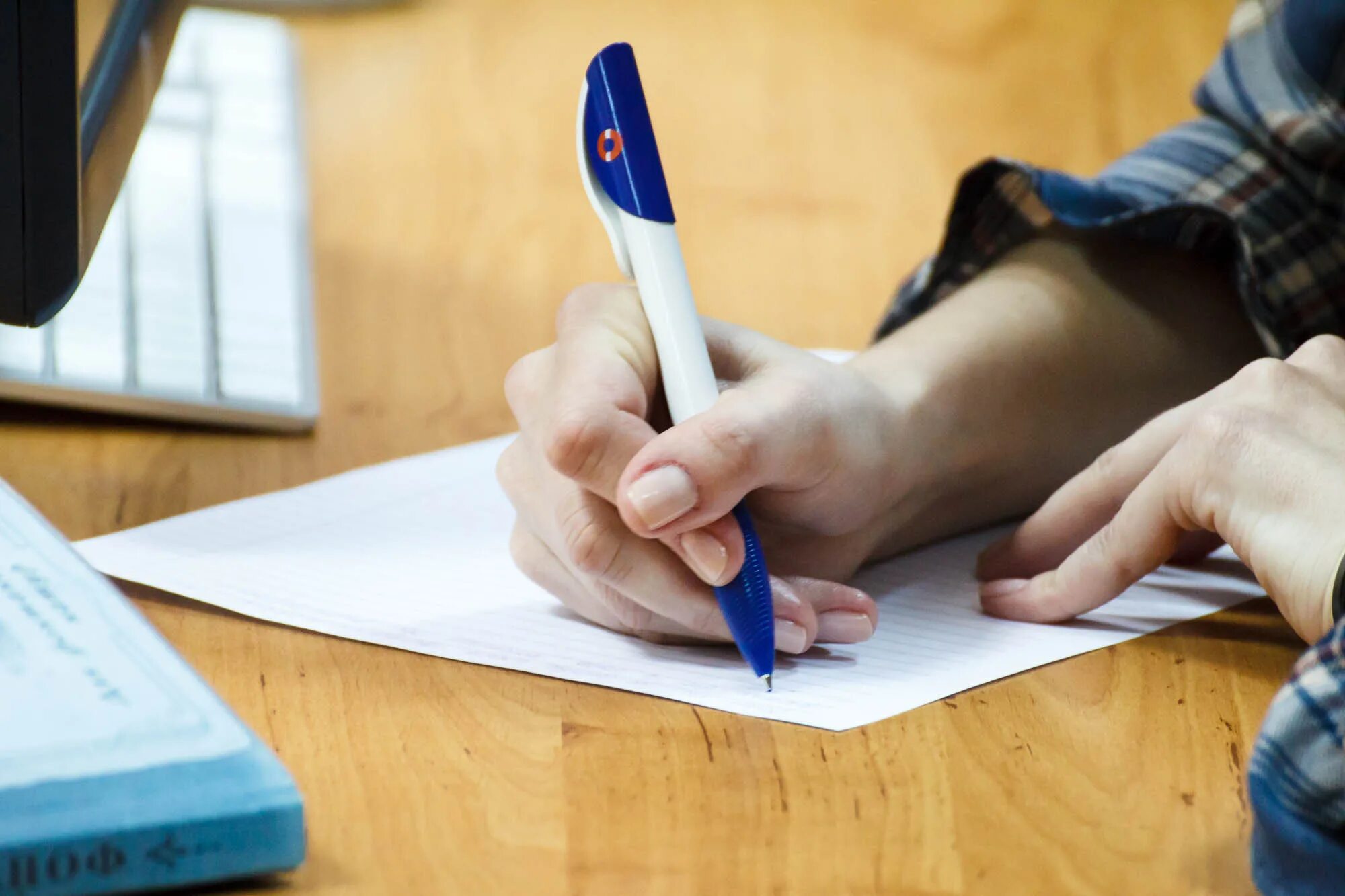 опрос студентов. под партой у девочек. школьник пишет. девочка сидит за партой. название сми.