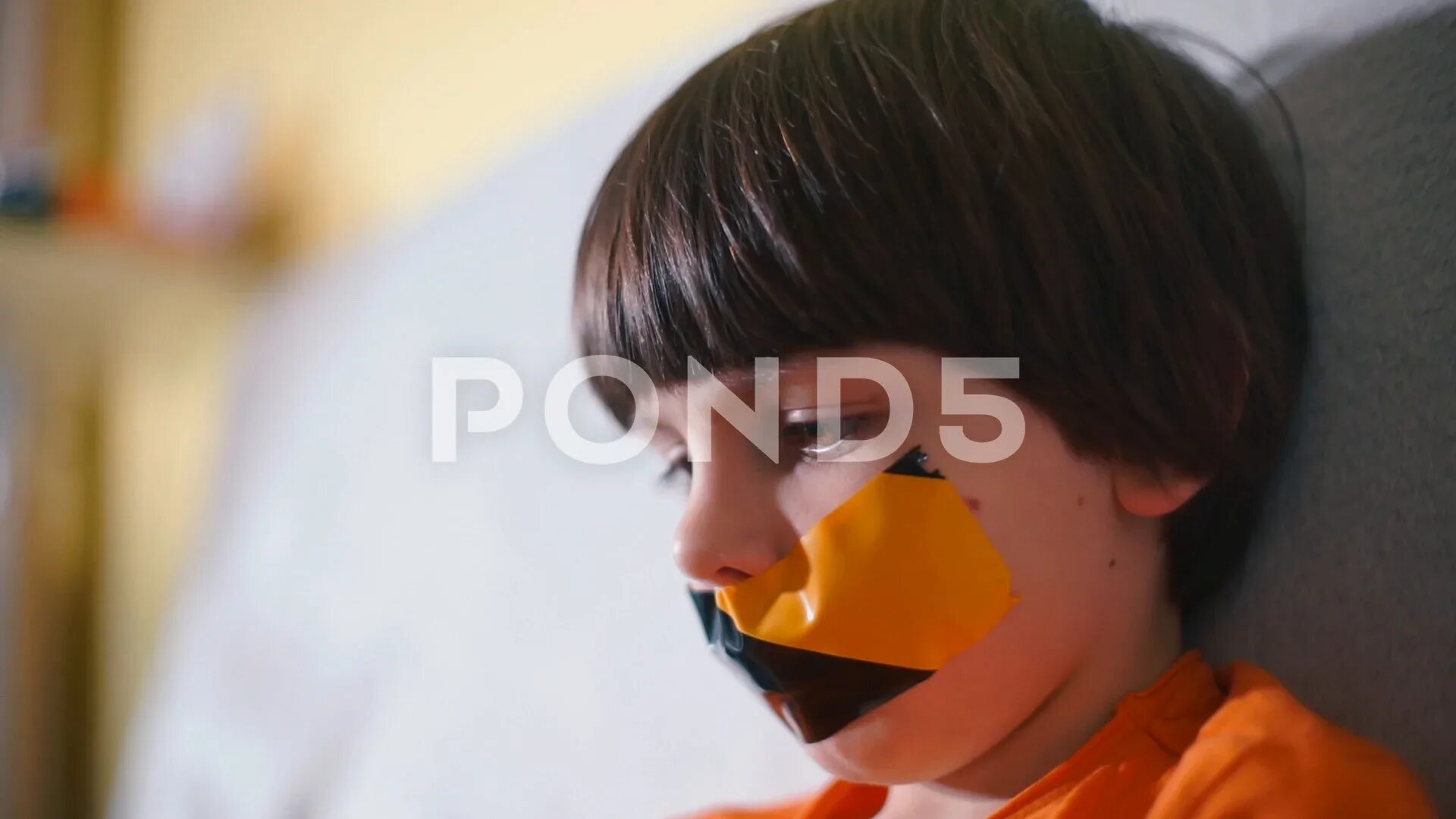 Девушки сзаклеенным ртои. Девушка с заклеенным ртом. Меган галлахер с заклеенным ртом 1983. Человек с заклеенным ртом арт. Девушки с заклеенымртом.