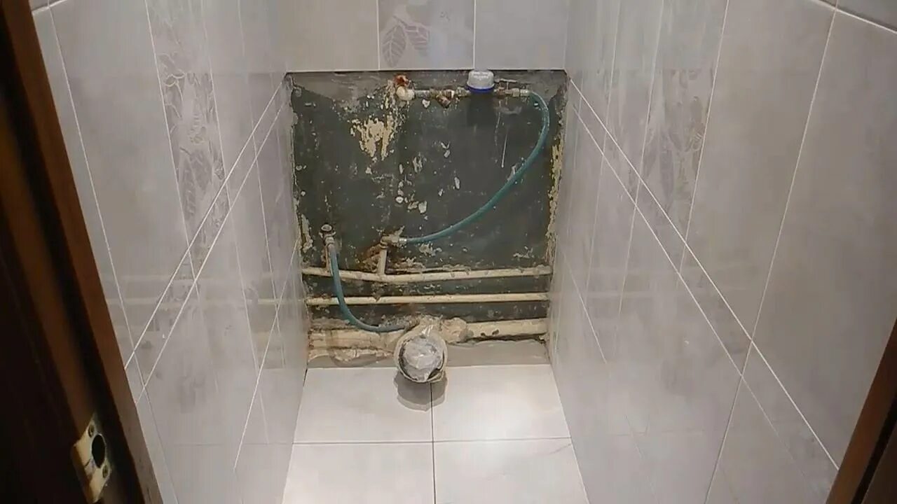 Короб в ванной из гипсокартона под плитку. Съемный короб из плитки. съемный короб в ванной. съемный короб для труб в ванной из плитки. разборный короб из плитки в ванной.