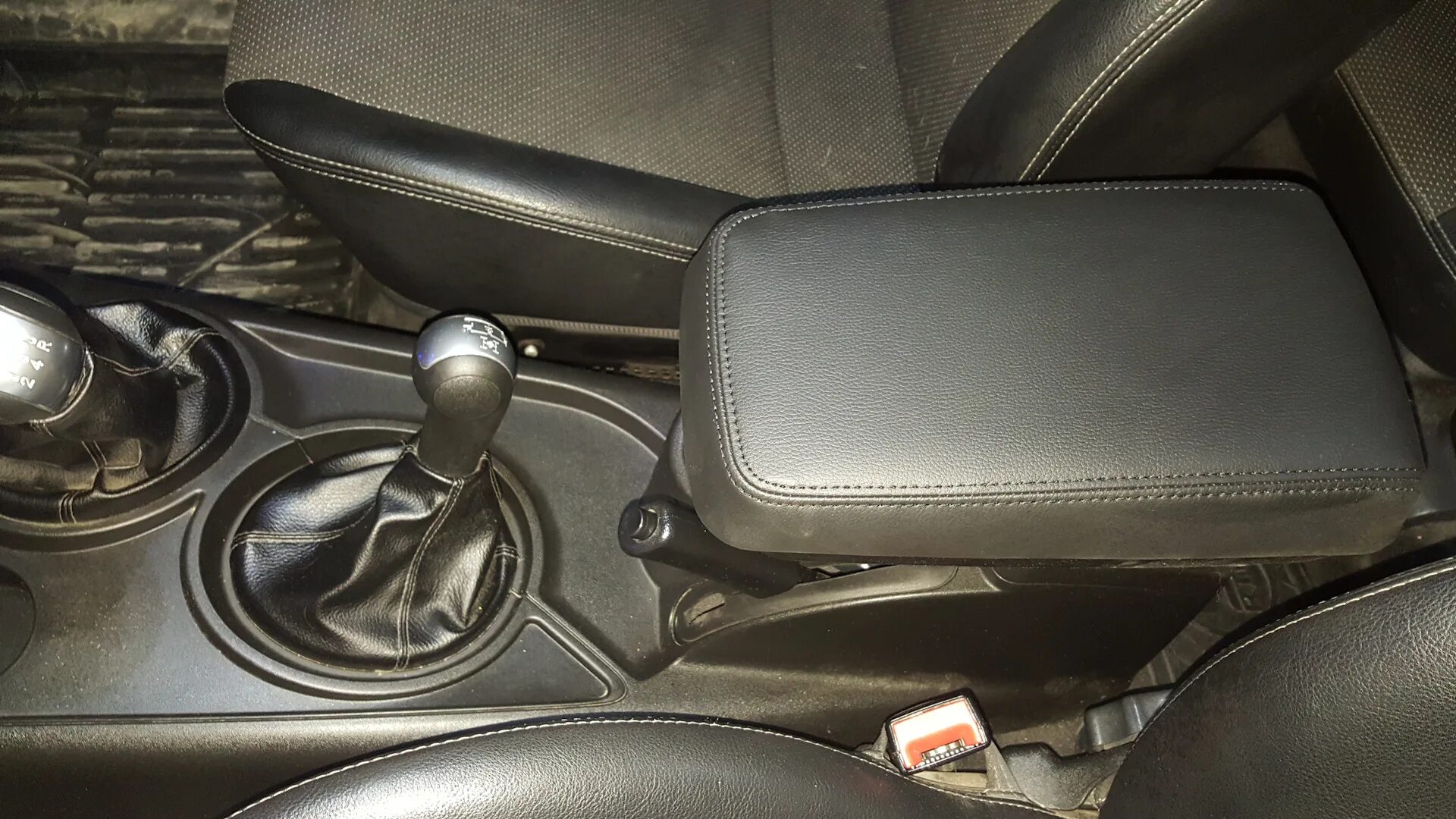Как снять подлокотник на ниве Подлокотники Chevrolet Niva, 1,7 л, 2012 года аксессуары DRIVE2