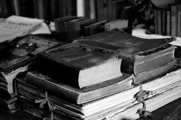 Книга сохраняя ее. Старинная книга с камнями. сохраним книгу. фотографии с фетрными книжками. чёрно белое фото старые книги.