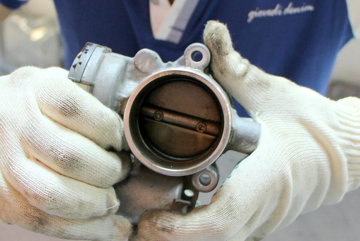 Как почистить дроссельную заслонку. Промывка дроссельной заслонки. Как почистить дроссельную заслонку. Дроссельная заслонка в разборе мазда 3. Дроссель автомобильный.