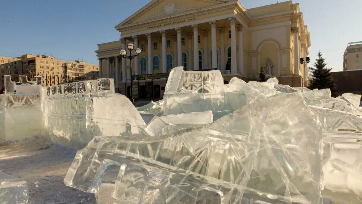 Ледяные тюмень. Ледяной городок тюмень 2025. площадь 400 летия тюмени. тюмень ледяные фигуры 2025. городки ледовые в тюмени.