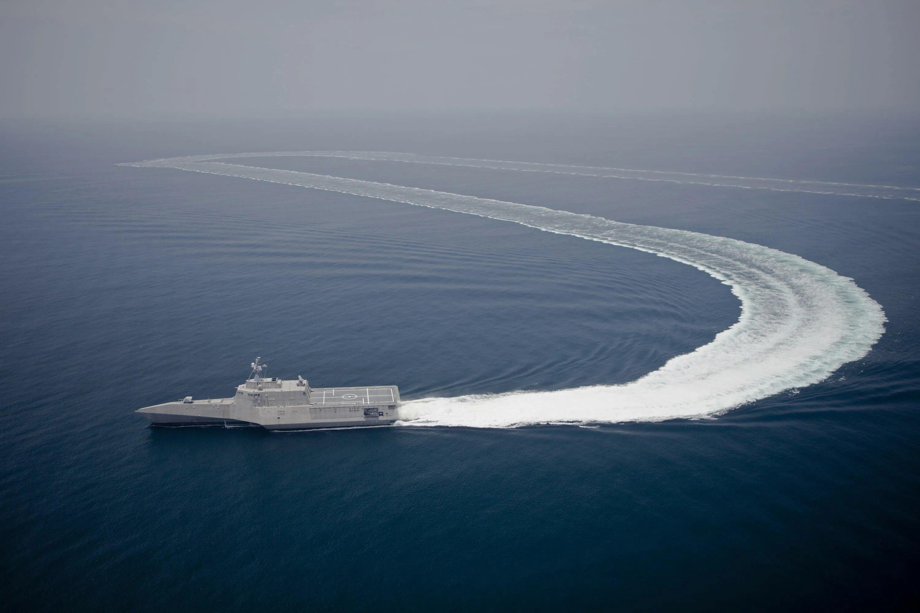 Судно независимость. Индепенденс корабль тримаран. USS Independence. USS Gabrielle Giffords. Морской флот подводная лодка.