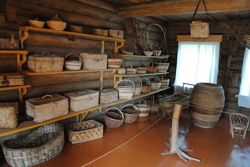 Марийцы усадьба. Этнокультурный комплекс «старинная марийская усадьба». Народы урала марийцы черемисы. Дом урала марийцы. Предметы быта марийцев урала.