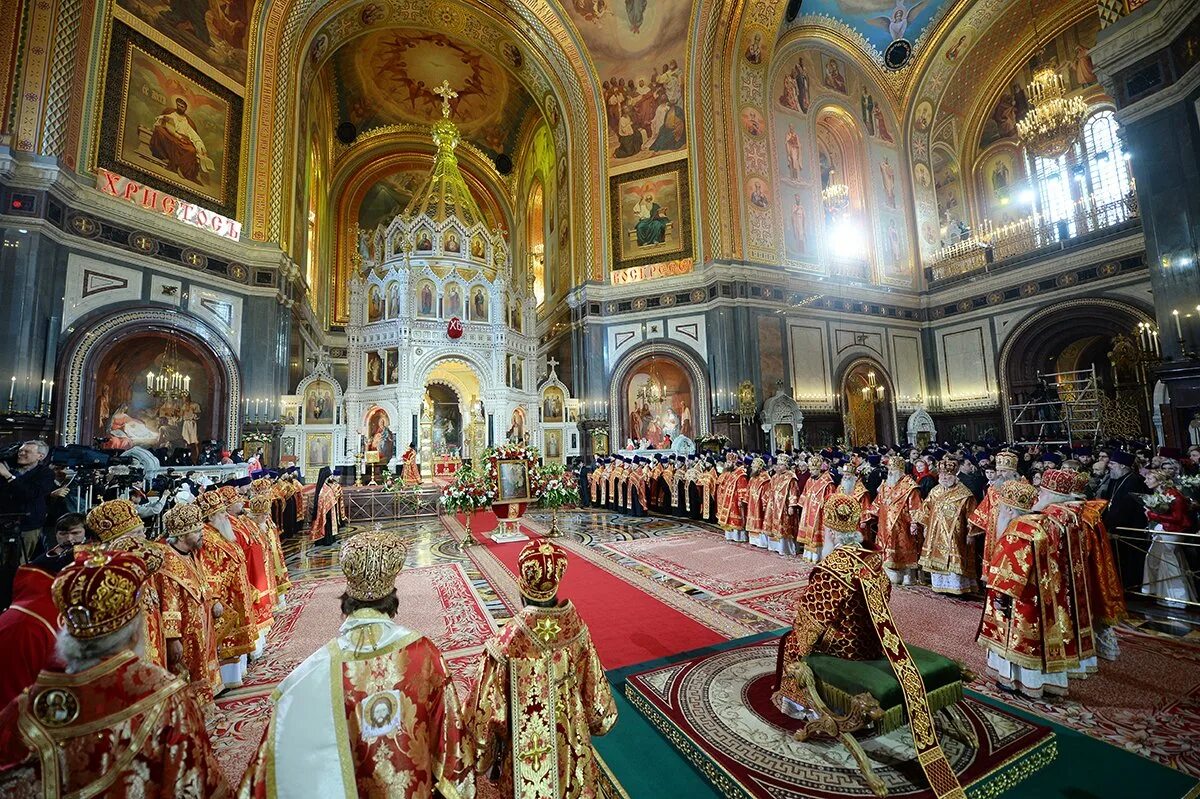 Центр православной церкви. Храм Христа Спасителя в Москве служба. Храм Христа Спасителя внутри служба Пасха. Христианская православная Церковь Москва. Тронный зал храма Христа Спасителя.