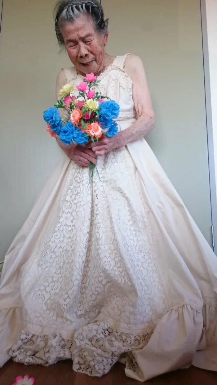 Granny в платье. Бабушка в платье. Платье для пенсионеров в цветочек. Платье бабушки во сне. Свадебное платье для пожилой невесты.
