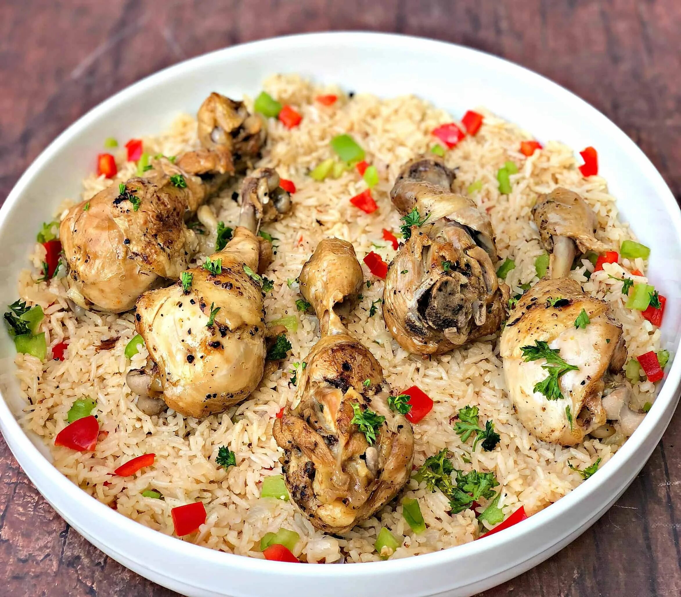 Рецепт приготовления курицы с рисом. Рис с курицей. Рис с овощами и курицей. Красивая подача риса с курицей. Рис с курицей подача.