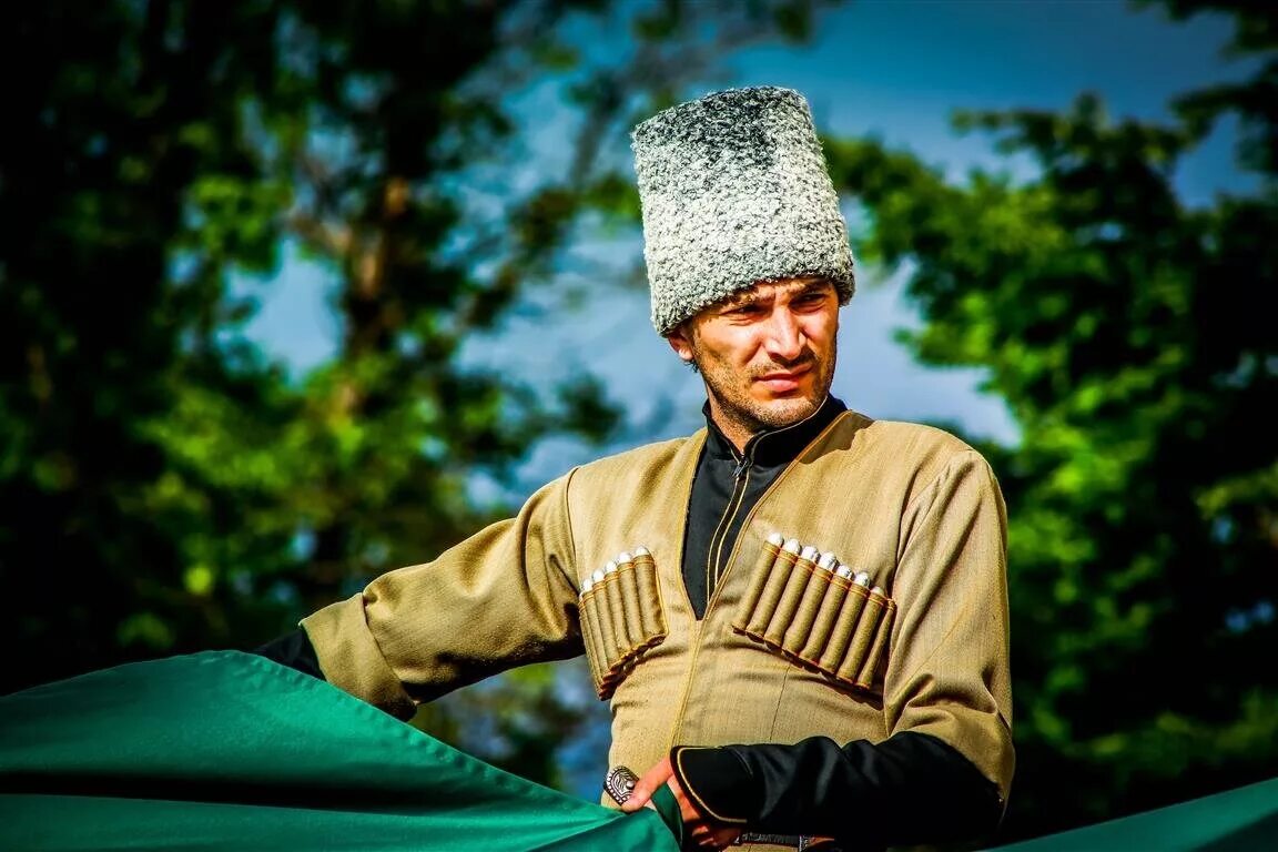 Папаха кавказская кабардино балкария. Адыги черкесы кабардинцы. Национальный костюм кабардинцев черкесов. Как выглядят адыгейцы. Как выглядят адыгейцы.