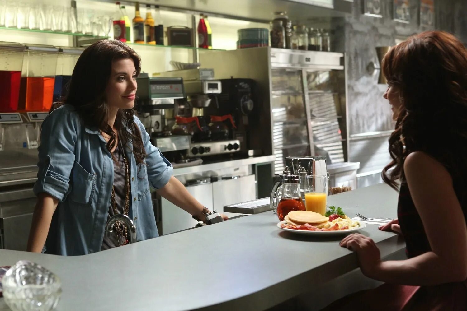 Однажды в россии невеста в полиции. Однажды в маленьком городке. Однажды в сказке кадры. Однажды в россии первое свидание. Габриель роз однажды в сказке.