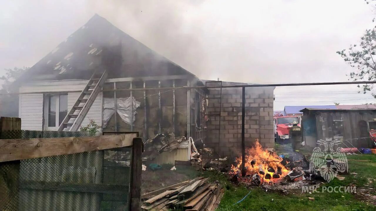 Пожар в частном доме. Шашлык во дворе частного дома. Дом.