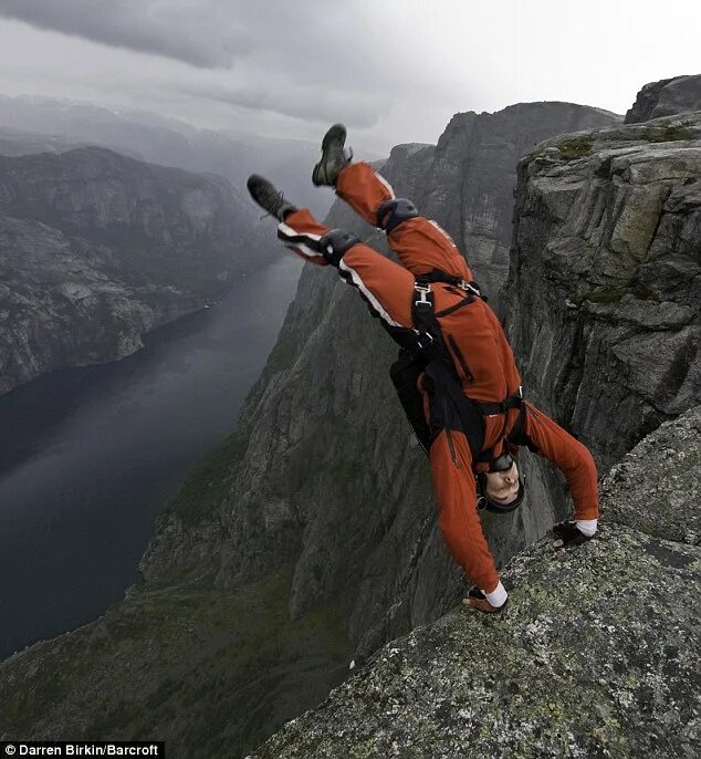 Extreme adventure. Норвегия бейсджампинг. Прыжок бейсджампинг. Бейсджампинг снаряжение. Бейсджампинг: прыжок с высоты.