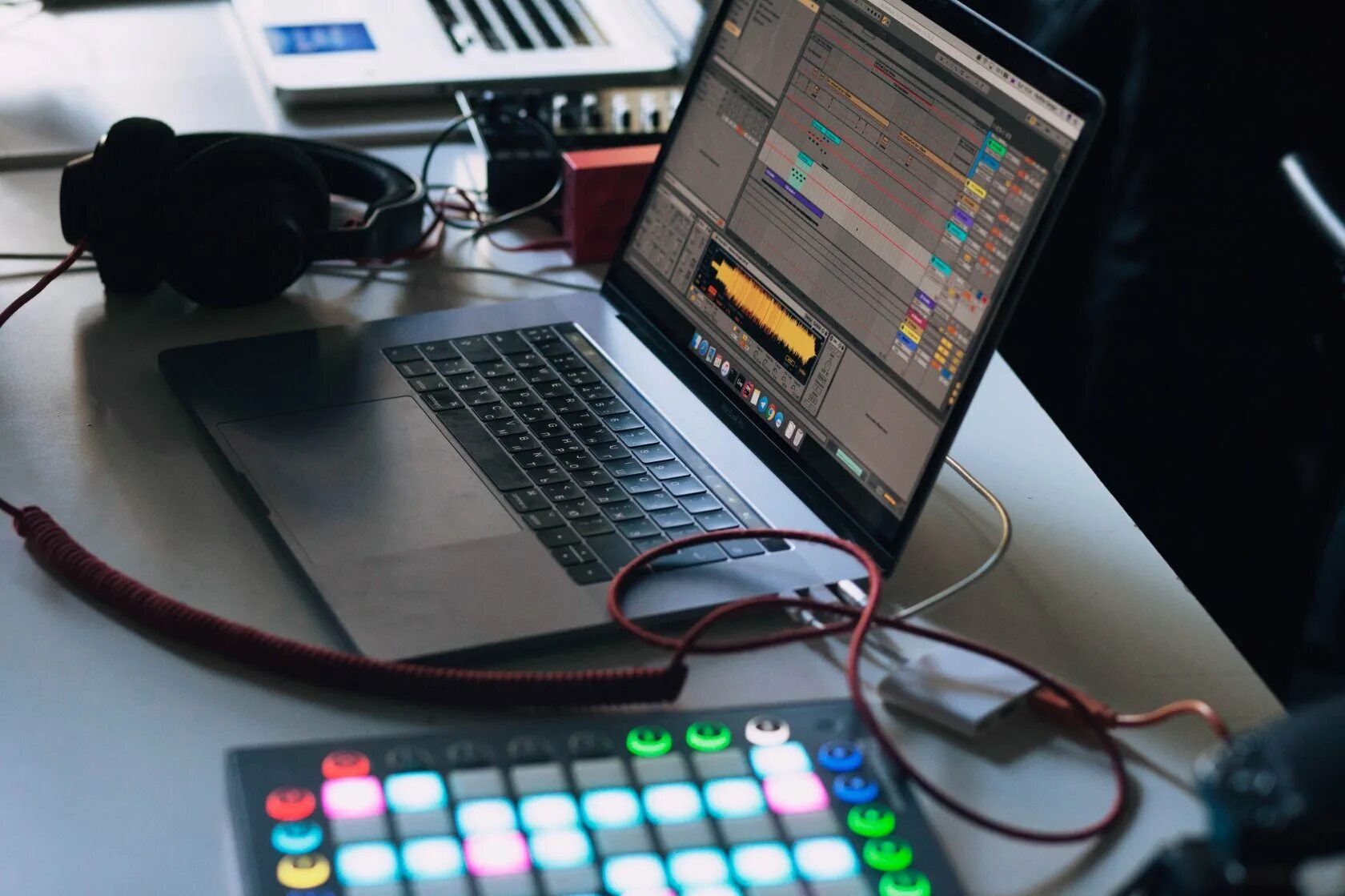 Аблетон лайф. Аблетон лайв 12. ableton live 12 suite. macbook ableton live. ableton картинки.