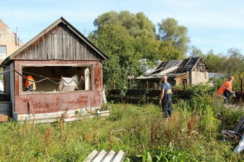 Незаконные постройки на участке. Самострой на собственном участке. Калининград самострои. Самовольная постройка на участке фото. Какой участок для постройки жилья нашел робинзон