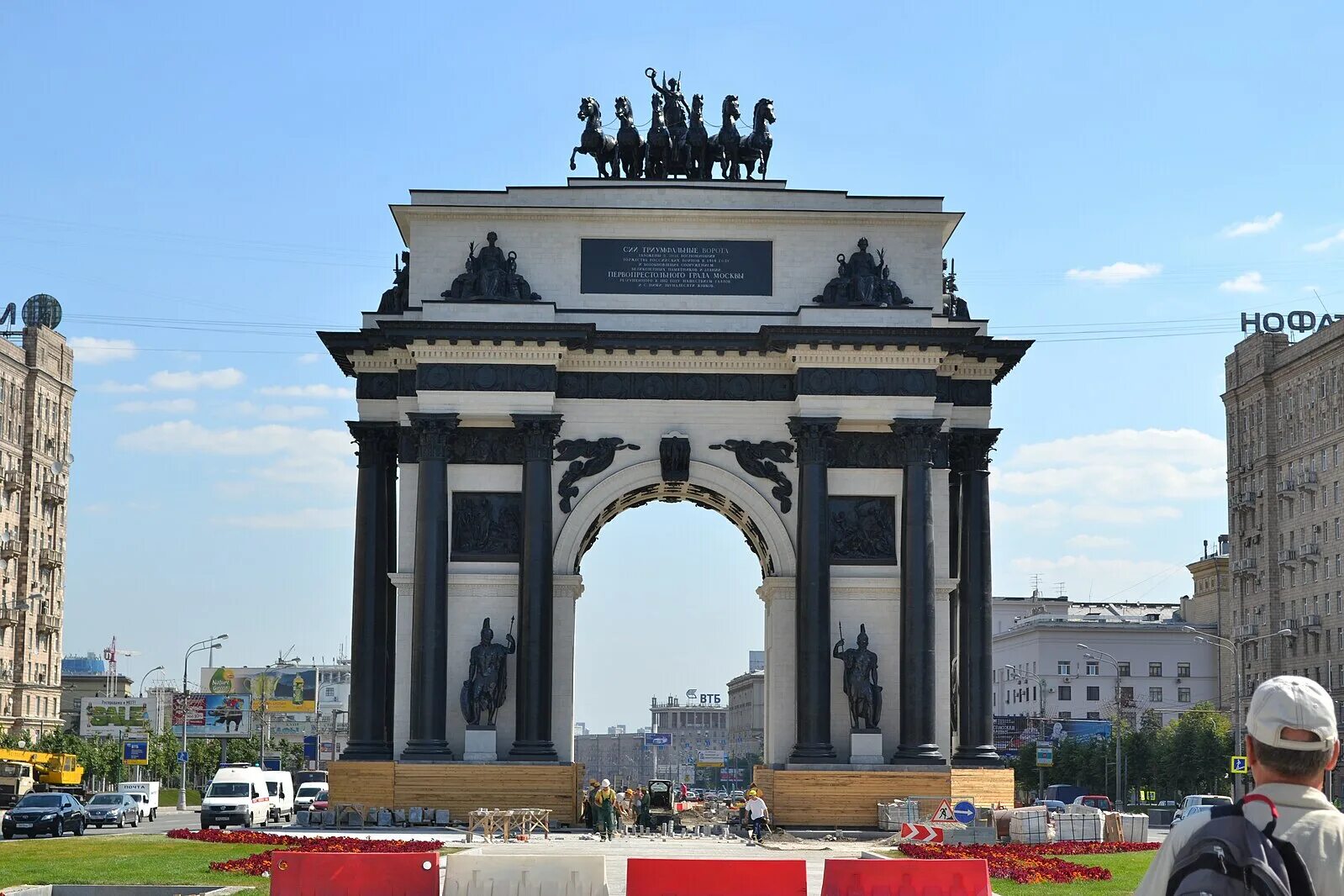 Триумфальная арка в москве. Триумфальная арка в москве архитектор. Триумфальная арка кутузовский проспект. Парк победы триумфальная арка. Кто авторы скульптур триумфальной арки.