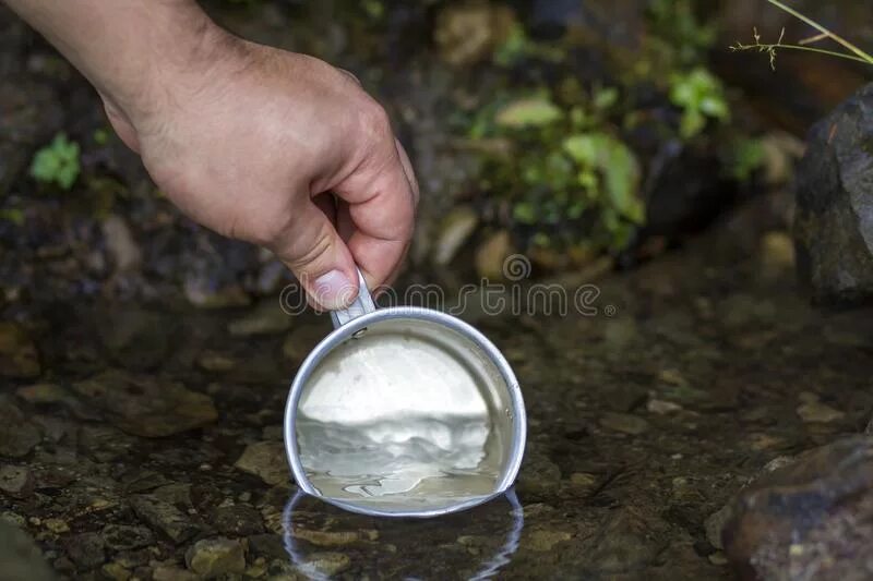 Черпать воду. Фонтанчик из которого пьют воду. Вода в руках. Черпать воду решетом. Вода в ладонях.