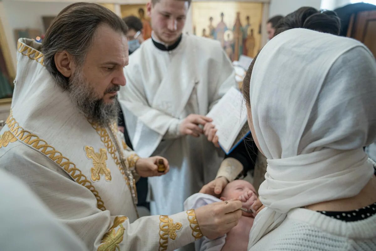 Крестить ребенка в Воскресенском соборе в Твери. Может ли быть два крестных