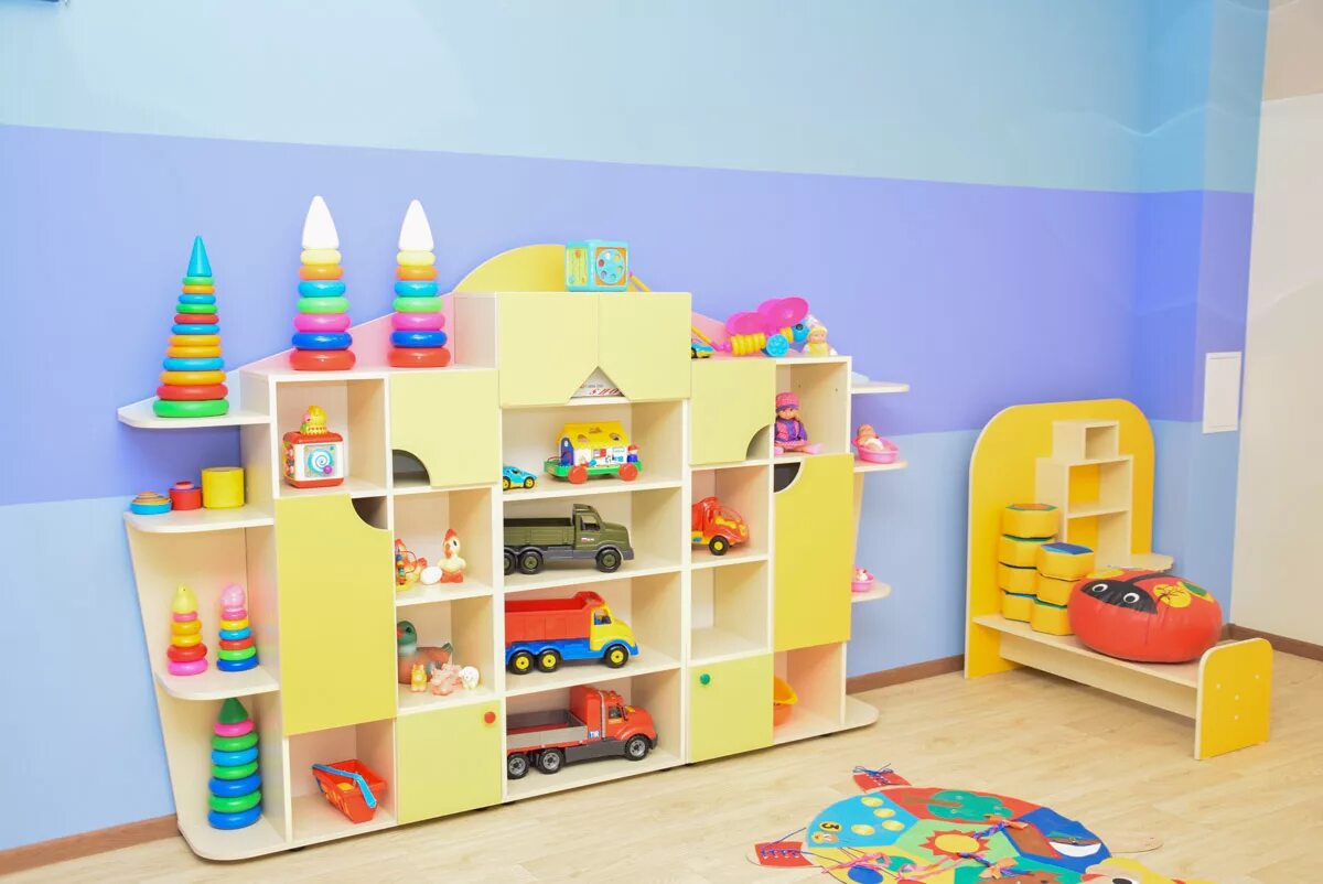 Стеллаж для игрушек в детский сад. Мебель для игровой комнаты в детском саду. Детская игровая мебель для детского сада. Детский стеллаж для детсада.