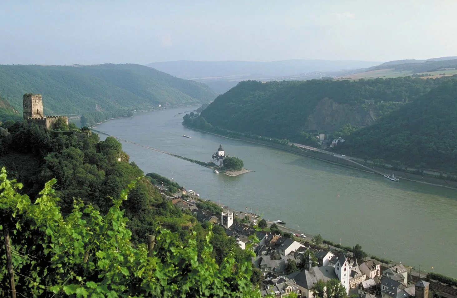 Рейн протекает через. Река Дунай в Германии. Река Рейн в Швейцарии. Исток реки Рейн. Река Рейн в Германии.