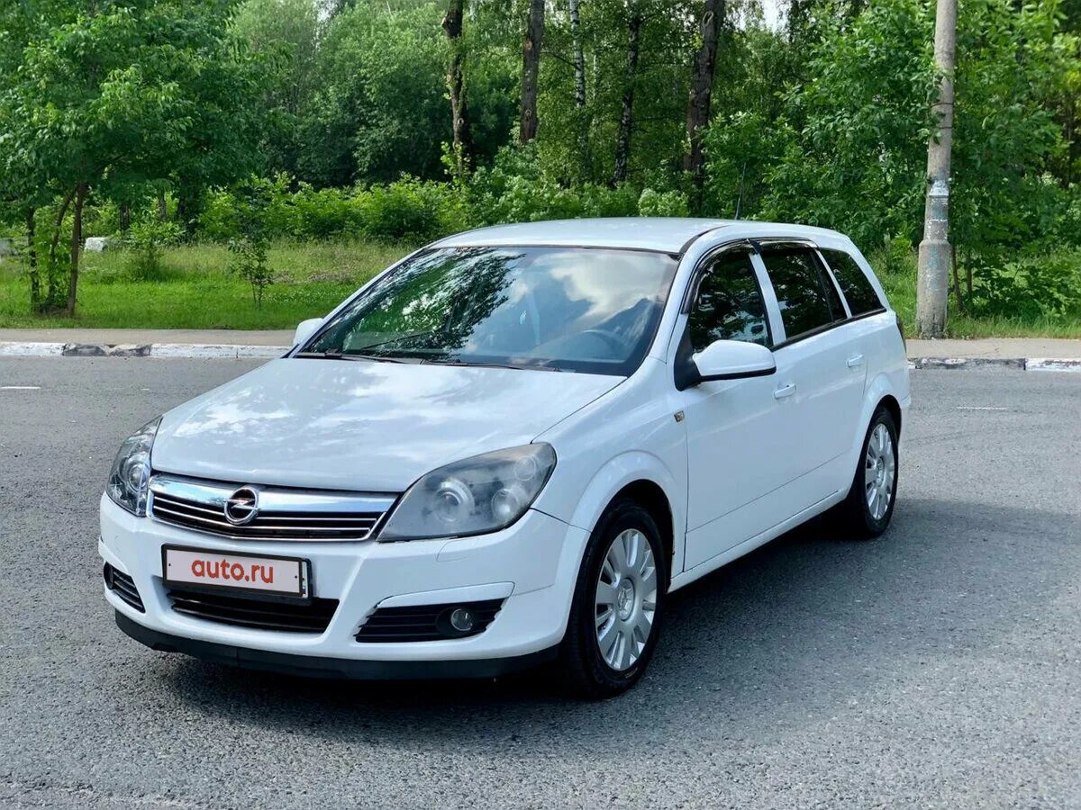 Opel Astra h универсал белый.