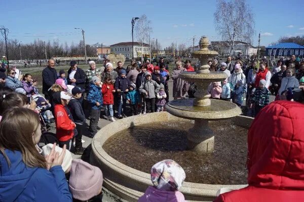 1 мая челябинская область. Торжественное открытие фон. Площадь Верхнеуральск. Сквер культуры и отдыха Верхнеуральск. Верхнеуральск Челябинская область день города.