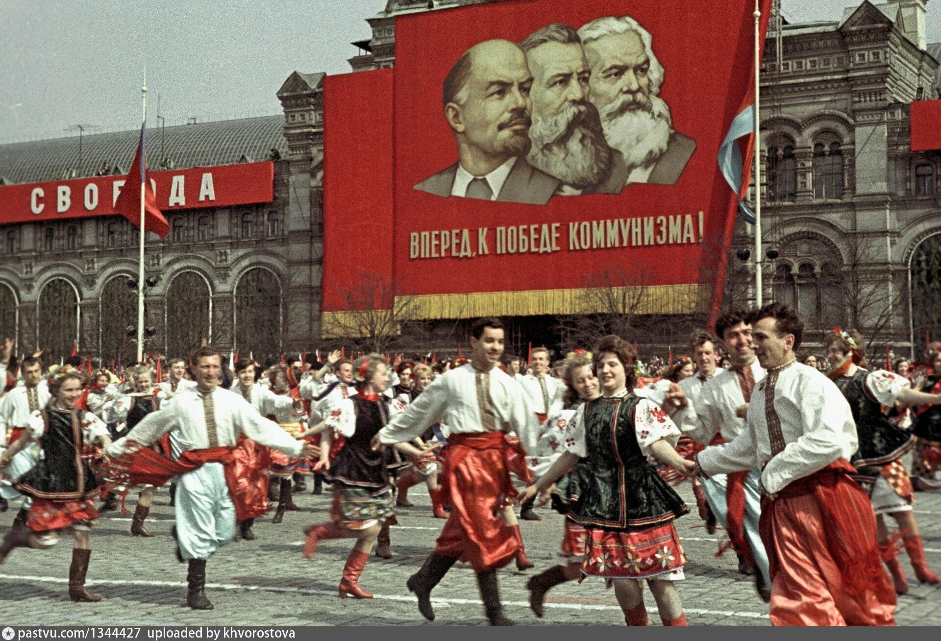 Будет ли на нашей улице праздник. Демонстрация трудящихся 1 мая СССР. Первомай парад СССР. Демонстрация 1 мая в СССР. 1 Мая Майская демонстрация в Советском Союзе.