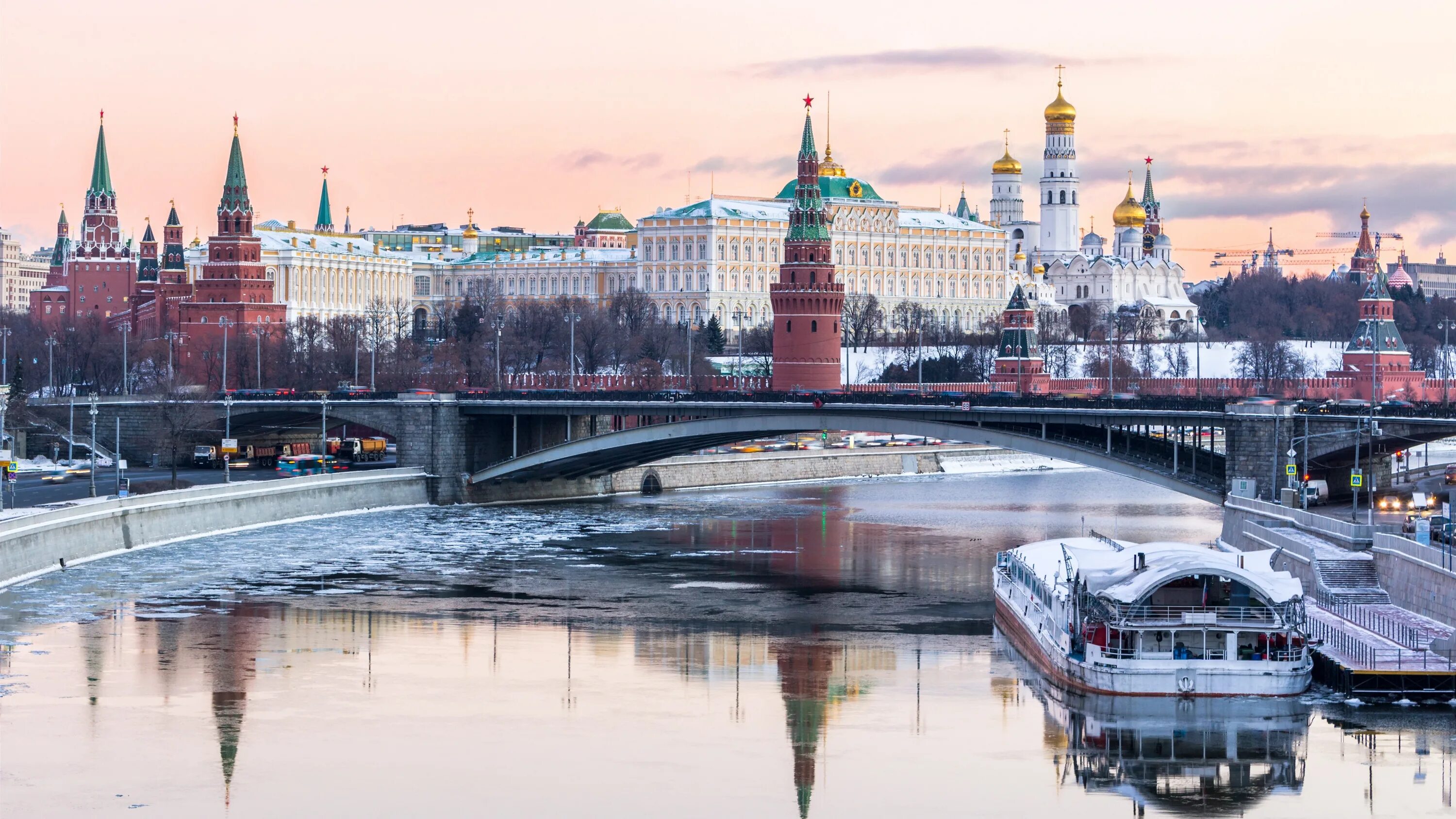 Какие реки протекают у московского кремля. Москва. Московский Кремль и красная площадь. Москоу Сити река Москва. Красная площадь Москва река.