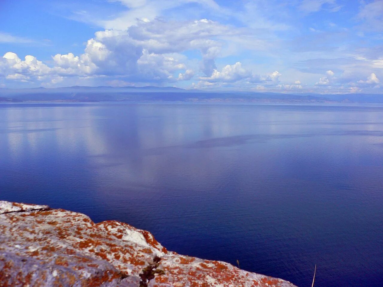 Озеро Байкал на белом. Большие озера. Озеро большое. Самое большое озеро. Самые крупные озера сибири