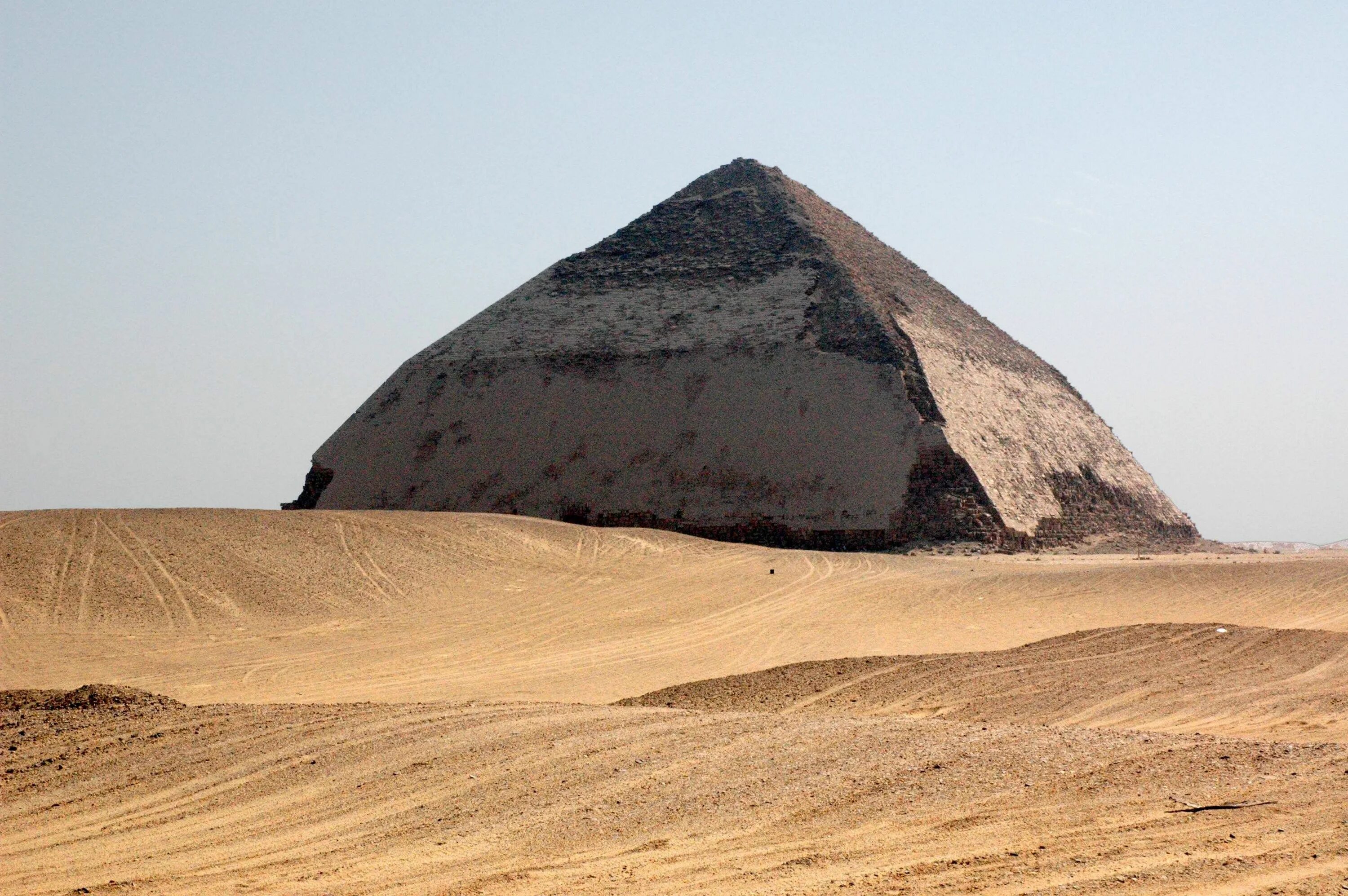 Пирамида Снофру. Ломаная пирамида Снофру. Пирамида Снофру в Дахшуре. Ломаная пирамида в Дахшуре.