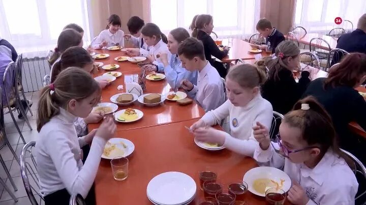 Питание в школе липецкая область. Школьники в столовой. В школьной столовой. Школьное питание липецк. Холмрок-интегро школьное питание.