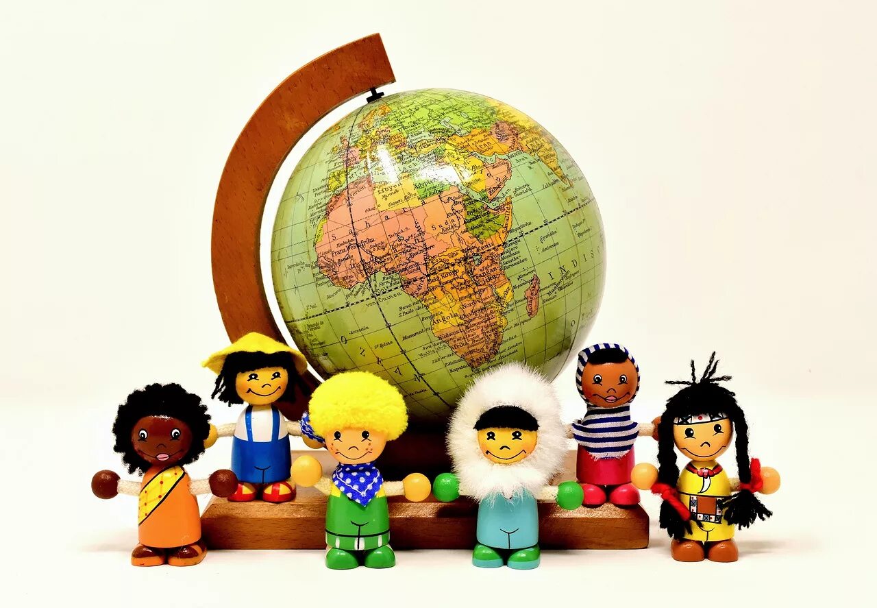 Дети разных стран картинки. Глобус для детей. Человечек с глобусом. Дети разных народов. Глобус и дети разных стран.
