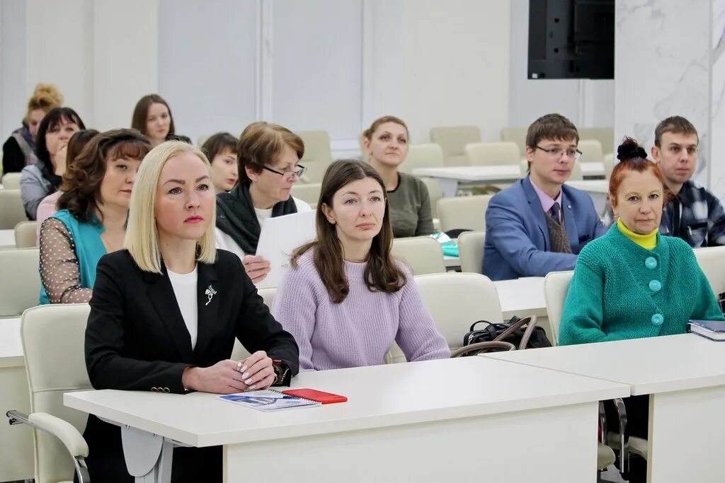 Институт работников социальной сферы дтсзн. Институт дополнительного образования специалистов. Институт дополнительного образования специалистов. Герб институт дополнительного образования ургэу. Институт дополнительного профессионального образования москва.