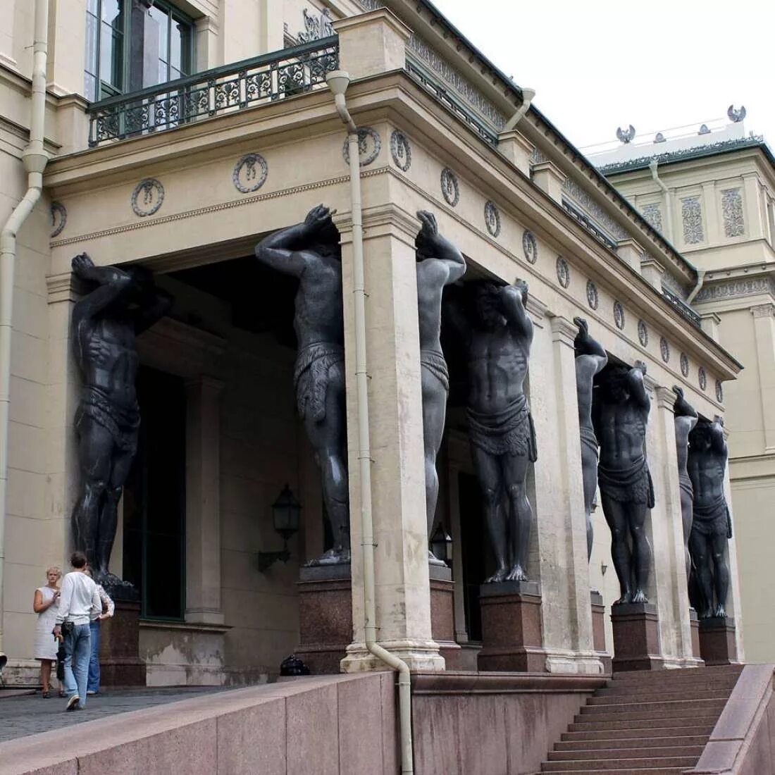 Атланты портик эрмитаж. Санкт петербург статуи атланты. Новый эрмитаж миллионная улица. Атланты эрмитажа в санкт-петербурге. Портик атлантов эрмитаж.