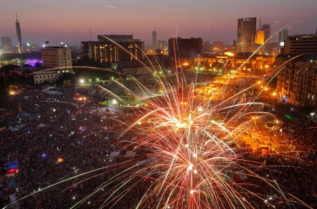 Двор газон вечер. Спальня. Граффити ультрафиолет. Подсветка деревьев arlight. Умный дом свет на улице.