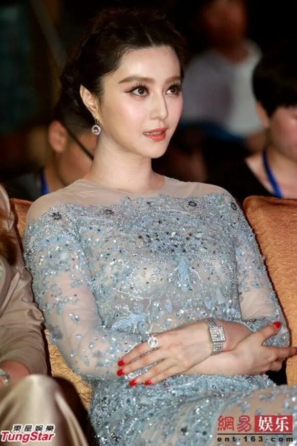 She live in china. Американские репортеры женщины. Чжан цзыи дом летающих кинжалов. Виэнн чжан императрица китая. Японские журналистки красивые.