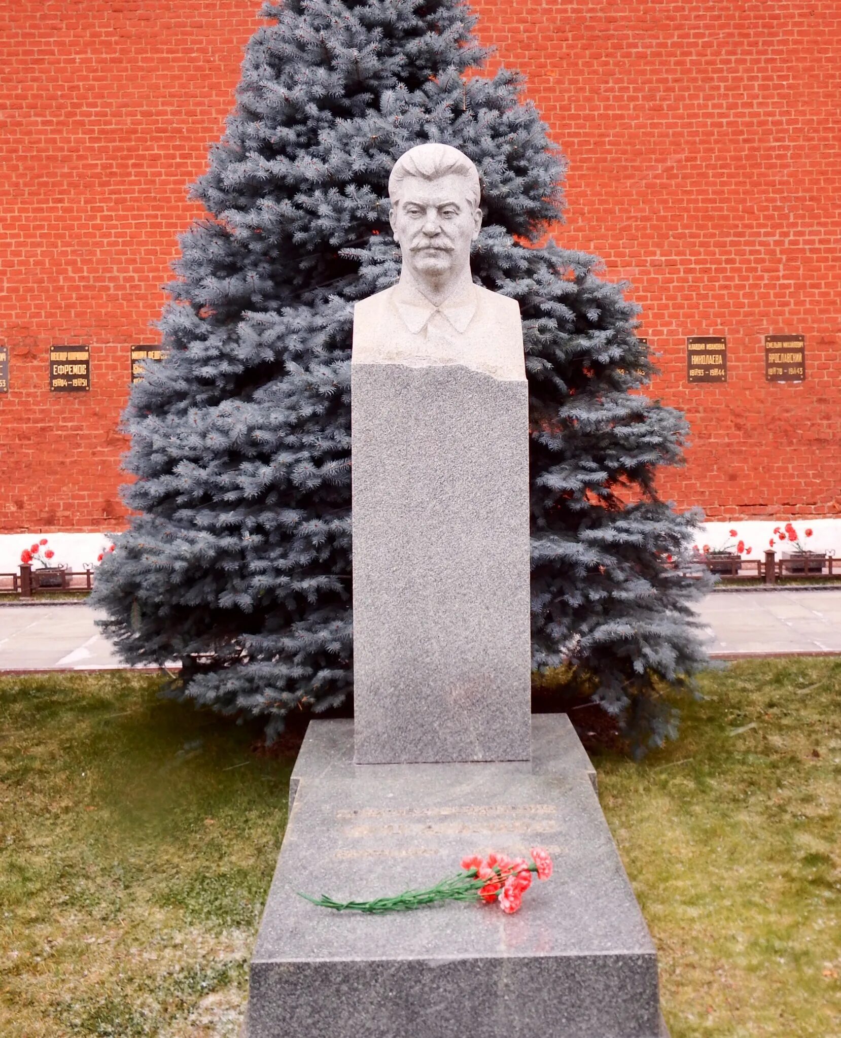 Сталин иосиф виссарионович захоронен. Сталин иосиф виссарионович могила. иосиф сталин могила. могила иосифа сталина. могила сталина иосифа виссарионовича.