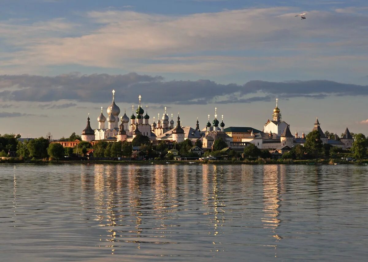 Доверие ростов великий. Город Ростов Великий озеро Неро. Ростов Великий Кремль на озере Неро. Ростов Ярославский озеро Неро. Ярославль озеро Неро.