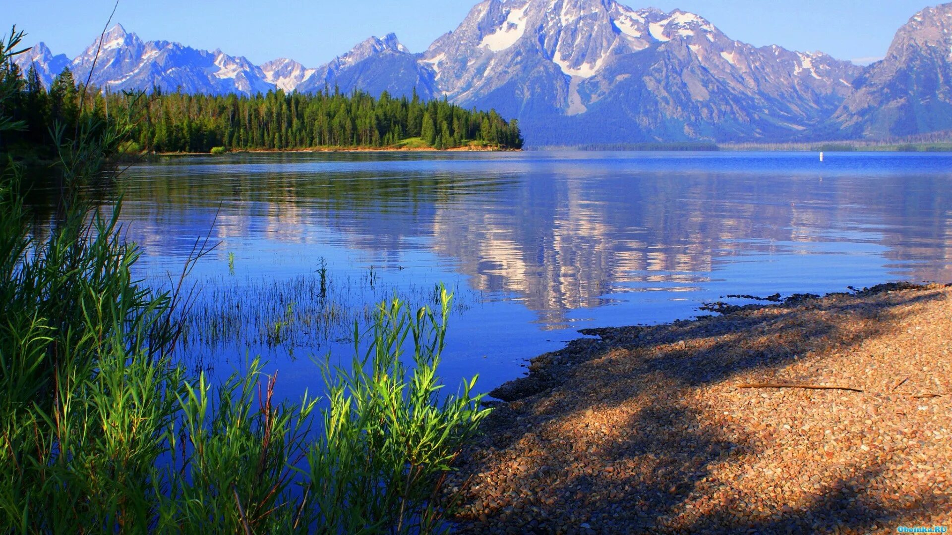 Lake download. Красивое озеро. Берег озера. Берег озера в горах. Озеро в горах.