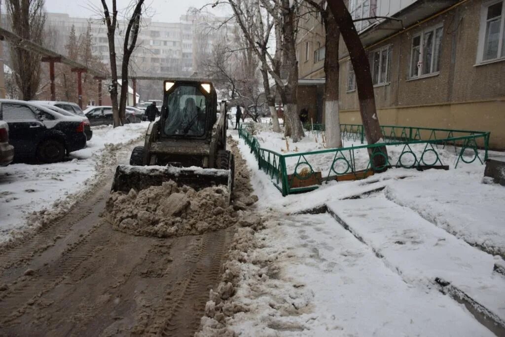 Дороги не чистят от снега. Уборка снега во дворах. Нечищенные дворы. Расчистка стоянки от снега. Снег в Саратове.