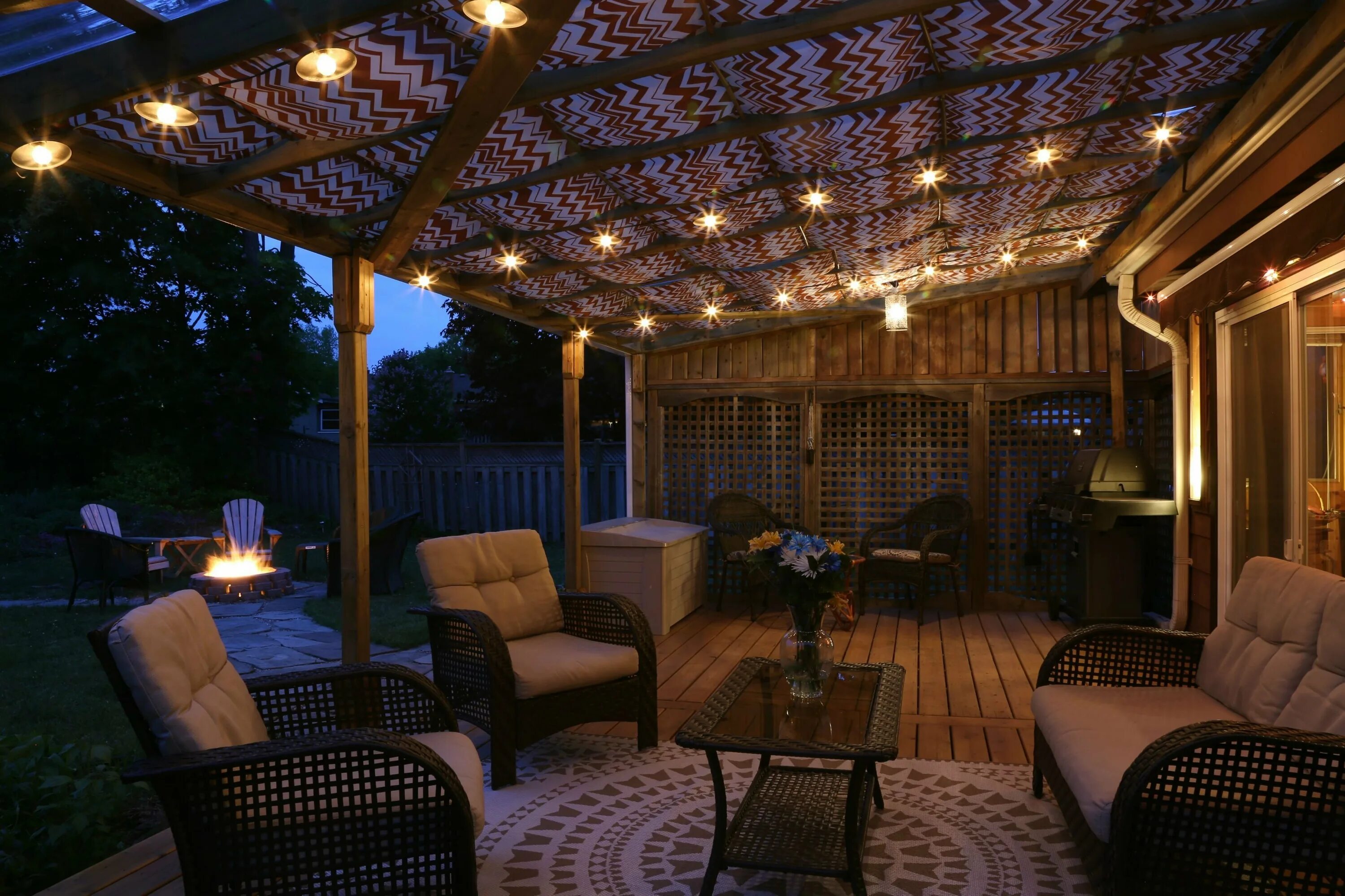 Lake manyara tree lodge. Вечерний сад. Деревянная терраса. Подсветка террасы. Красивые уютные места.