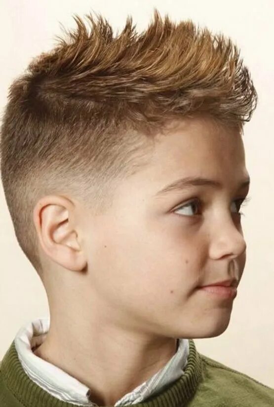 Бруклин бекхэм стрижки. Упоротая стрижка для мальчика. Модельная стрижка для мальчика. Стрижки для мальчиков. Стильные прически для мальчиков.