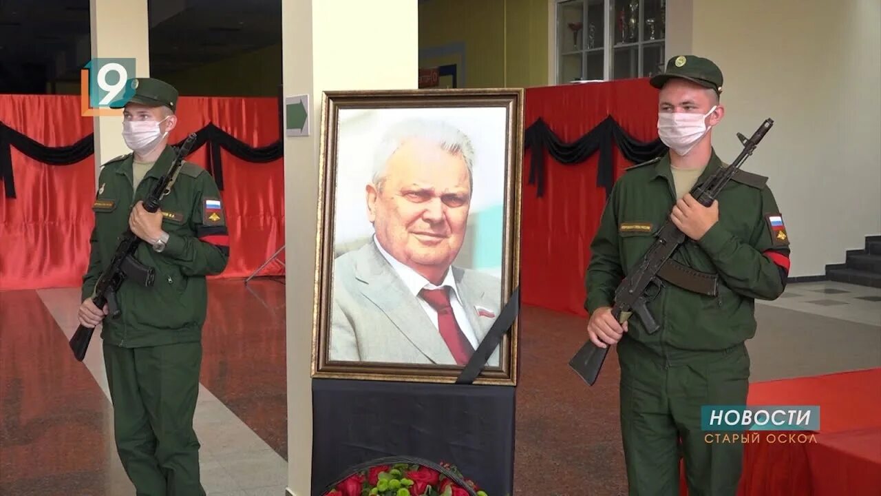 Известные люди старого оскола. Памятник заслуженному строителю. Популярные люди в старом осколе. Памятник угарова старый оскол. Популярные люди в старом осколе.