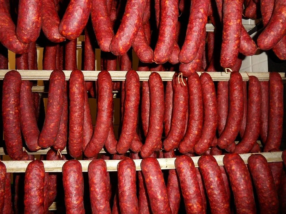Фарш копченых колбас. Колбасы. производители колбасных изделий. мясные изделия. колбаса сардельки.