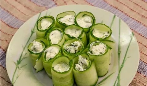 Рулетики из огурца и крабовых палочек