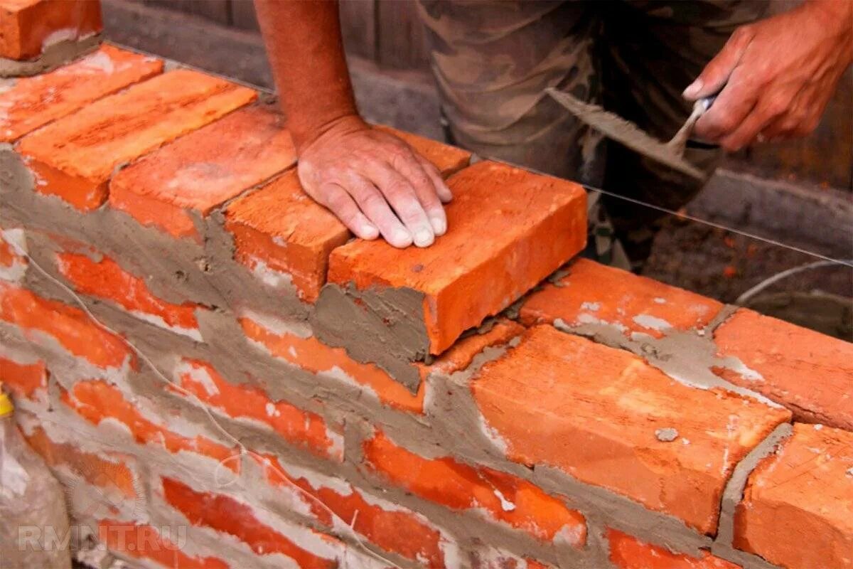 Выполнит кладку. Выполнит кладку. Кирпич под расшивку. Кладка из кирпича. Укладка кирпичной кладки.