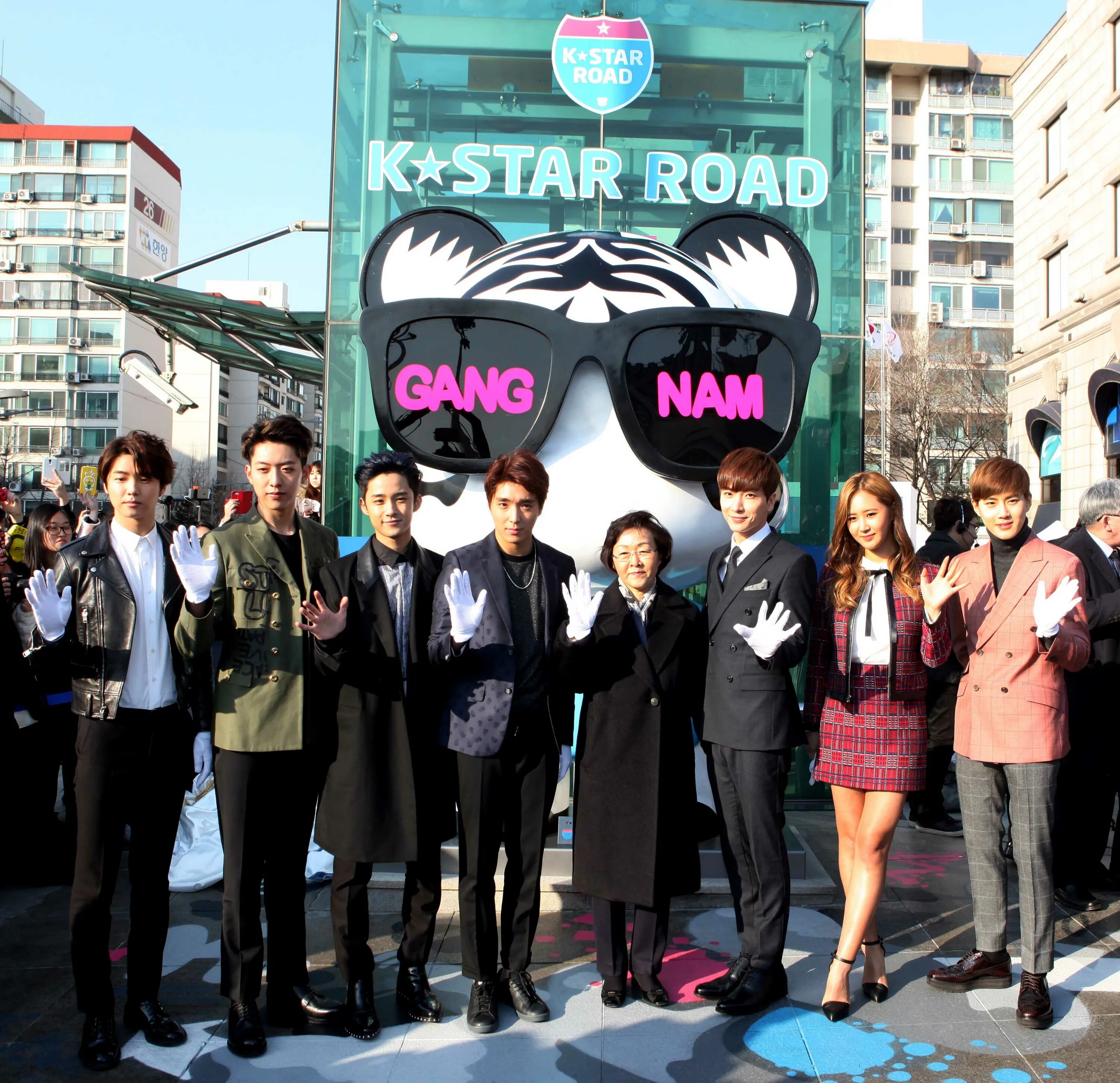 Сеул айдолы. Южная корея сеул sm entertainment. k star road exo. k pop road сеул. каннам-гу сеул южная корея.
