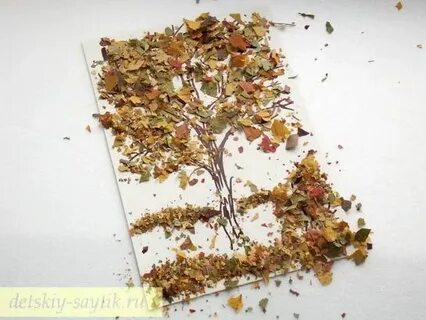 Осеннее дерево из сухих листьев