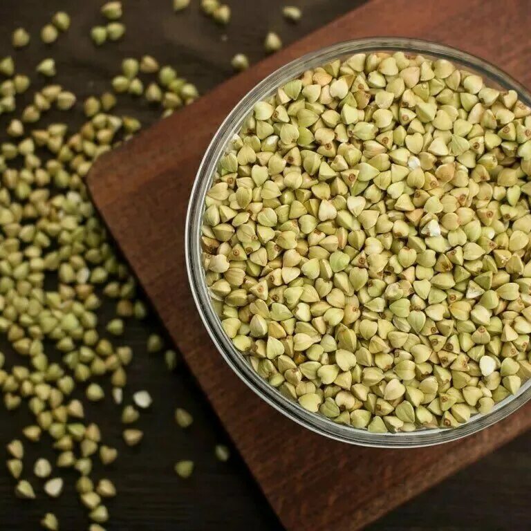 Гречиха неочищенная. Какая гречка полезнее зеленая или коричневая. Гречка зелёная. Гречка ядрица зеленая. Коричневая гречка.